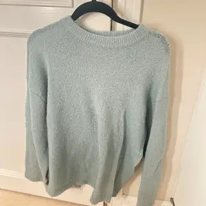 Säljer min stickade tröja i storlek M❤️ jättefin färg! Använd endast en gång så precis som ny!!