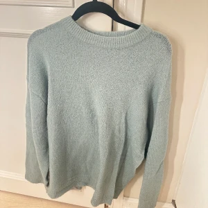 Mintgrön stickad tröja - Säljer min stickade tröja i storlek M❤️ jättefin färg! Använd endast en gång så precis som ny!!