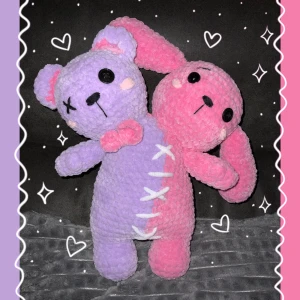 💜🩷Tvåhövdad plysch 🩷💜 - 🩷💜 Tvåhövdad plysch gjord av mig ❀ ca 30 cm ❀ Jag har använt knappar och plastögon till ögon ❀ 100% polyester ❀ DM vid intresse (swish) eller ”köp nu” ❀ DM vid övriga frågor! 💜🩷
