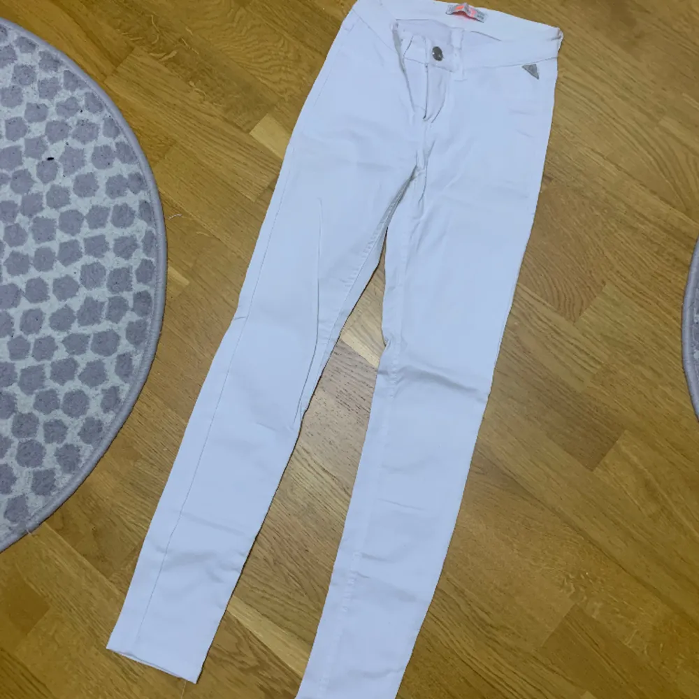 Vita byxor som är i nyskick, använda ca 1-2 ggr. Säljes då de inte passar mig längre 🌸är stretchiga i materialet . Jeans & Byxor.