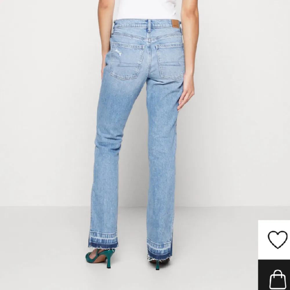 ”Low Rise Kick - Jeans Bootcut” Säljer mina sjukt snygga american eagle jeans med en jätte cool detalj längst ner vid slitsen. Snygga båda framifrån och bakifrån, nypris 829kr så säljer för ett väldigt bra pris och de är i väldigt bra skick 💞. Jeans & Byxor.