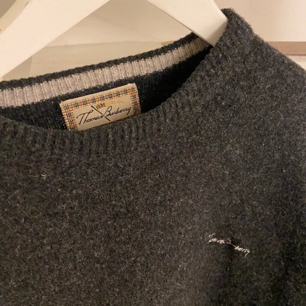 Riktigt snygg Burberry Knit tröja i 100% lammull, väldigt varmt o skönt material perfekt nu på vinter och till våren. Storlek M men passar S. Tillverkas inte längre. Skriv vid funderingar🙌. Tröjor & Koftor.