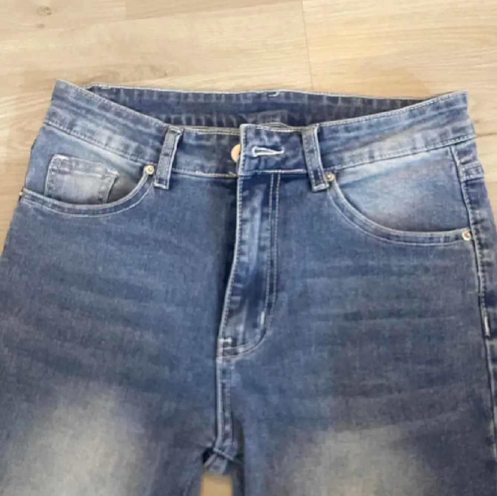 Midwaist jeans som är köpta här på Plick men som tyvärr är för små för mig, som vanligtvis har M, så skulle säga att de passar nån som har S. Skriv om ni har några frågor eller vill ha fler bilder❤️. Jeans & Byxor.