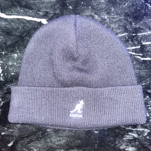 Mössa - Marinblå Kangol mössa.