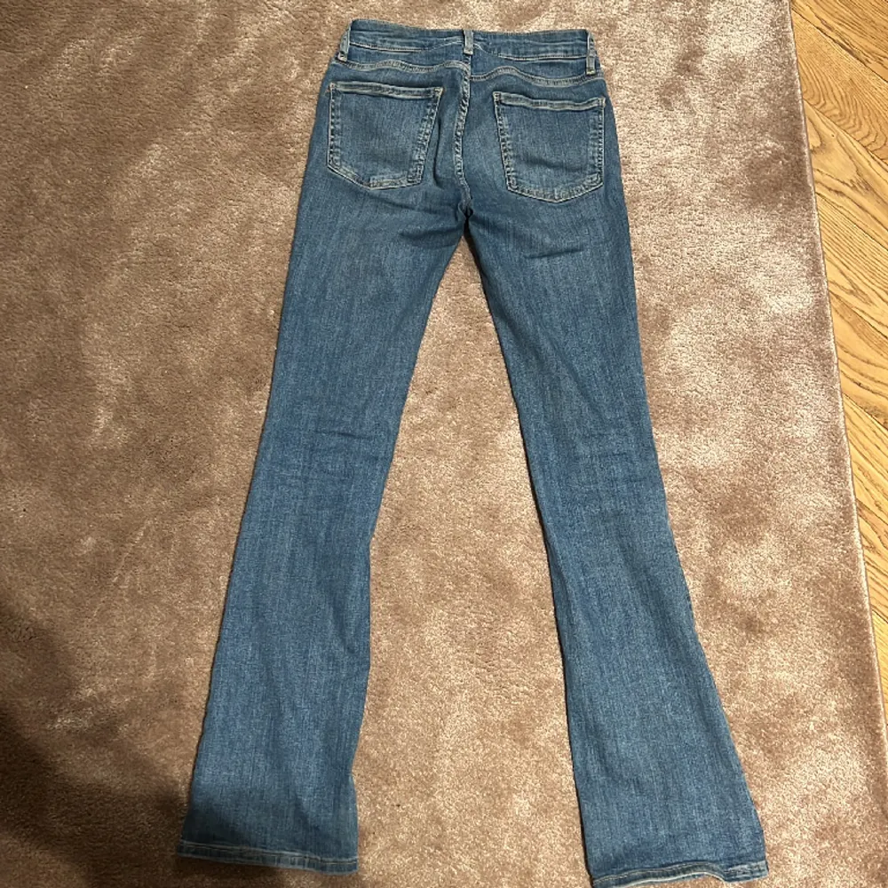 Lågmidjade jeans från Zara i storlek 32. Väldigt bra längd/ lite långa på mig som är 165 cm. . Jeans & Byxor.