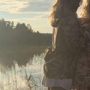 Moncler jacka - Snygg vårjacka som passar både tjej o kille!! Väldigt bra skick då bara använt fåtal gånger💫köparen står för frakten, skriv för mer bilder (tags samt kvitto finns) Nypris: 11.000🕺