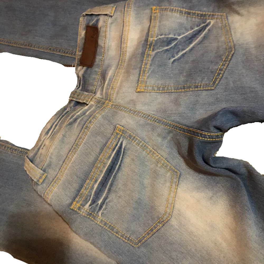 Ett par super fina vintage ljusblå jeans med gula sömmar från vero moda. När jag fick hem dem var dem tyvärr försmå 💔straight leg med en liten flare. står st 29 men uppskattad 26.❤️🌸 Midja : 32 cm ingen stretch … Innerlängd 72 cm🫶🏻💌. Jeans & Byxor.