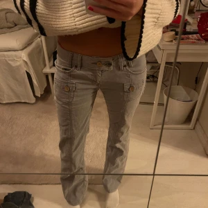 Lågmidjade levis jeans-gråa - Säljer dessa lågmidjade levis jeans i färgen grå, står storlek 27/32 men passar mig som oftast har 25,26. Midjemåttet är 35cm och innebens längden är 101. 🩷