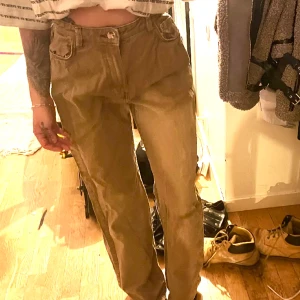 Bershka jeans - Jeans ifrån Berskha i superskick! Säljer då de tyvärr är för stora nu för mig, strl 38! Wide leg. 