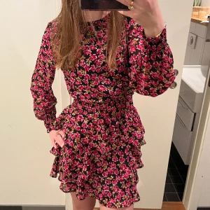 Sommarklänning - Jättefin sommarklänning från Gina tricot. Använd fåtal gånger💓