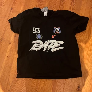 Svart bape tröja i storlek M - Säljer en svart bape t-shirt i storlek M. Äkta och 10/10 skick.