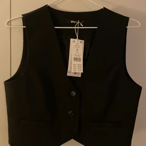 Väst  - Oanvänd prislapp fortfarande kvar Storlek M Sitter bra