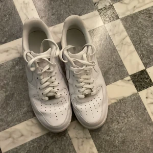 Airforce one i bra skick - Airforce one i storlek 44 Dem är i bra skick och har bara använts 4 gånger Jag står inte för frakt 