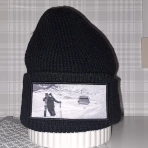 Mössa med tryck  - Mössa med skidmotiv.