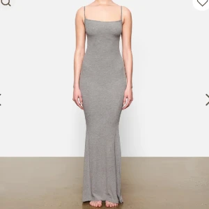 Skims  - Populär skims klänning i ribbat material, superfin och figurpassande. Inte använd så mycket, däremot lite nopprig pågrund av materialet. I storlek xs, väldigt strechig passar även s-m. Nypris 1000kr