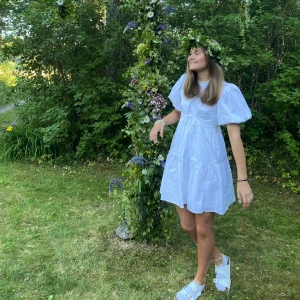 Vit Studentklänning  - Vit klänning med puffärmar från Zara Perfekt till studentdagen! ❤️‍🔥  Går att knyta både framåt och bakåt (på första bilden syns då den är knuten fram, på andra när den knuten bak)  Använd endast en gång 🫱🏽‍🫲🏼 Det är bara att fråga om briefa bilder! 