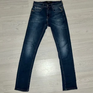 Replay Jeans - Tjena säljer nu ett par mörkblåa replay jeans i Storlek 28 för endast 399kr! Skick 9/10. Längd 34 och väldigt stretchig modell så passar upp till midjestorlek 31. Nypris ca 1400kr. Skriv på dm om du har frågor!