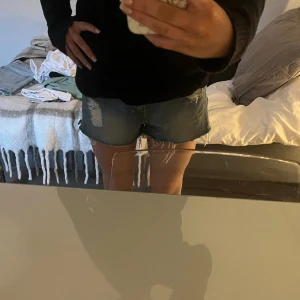 Lågmidjade shorts  - Jätte fina lågmidjade shorts som jag köpte på plick förra året. Inga defekter 💕vet inte storlek men skullle säga 34-36 eller Xs-S