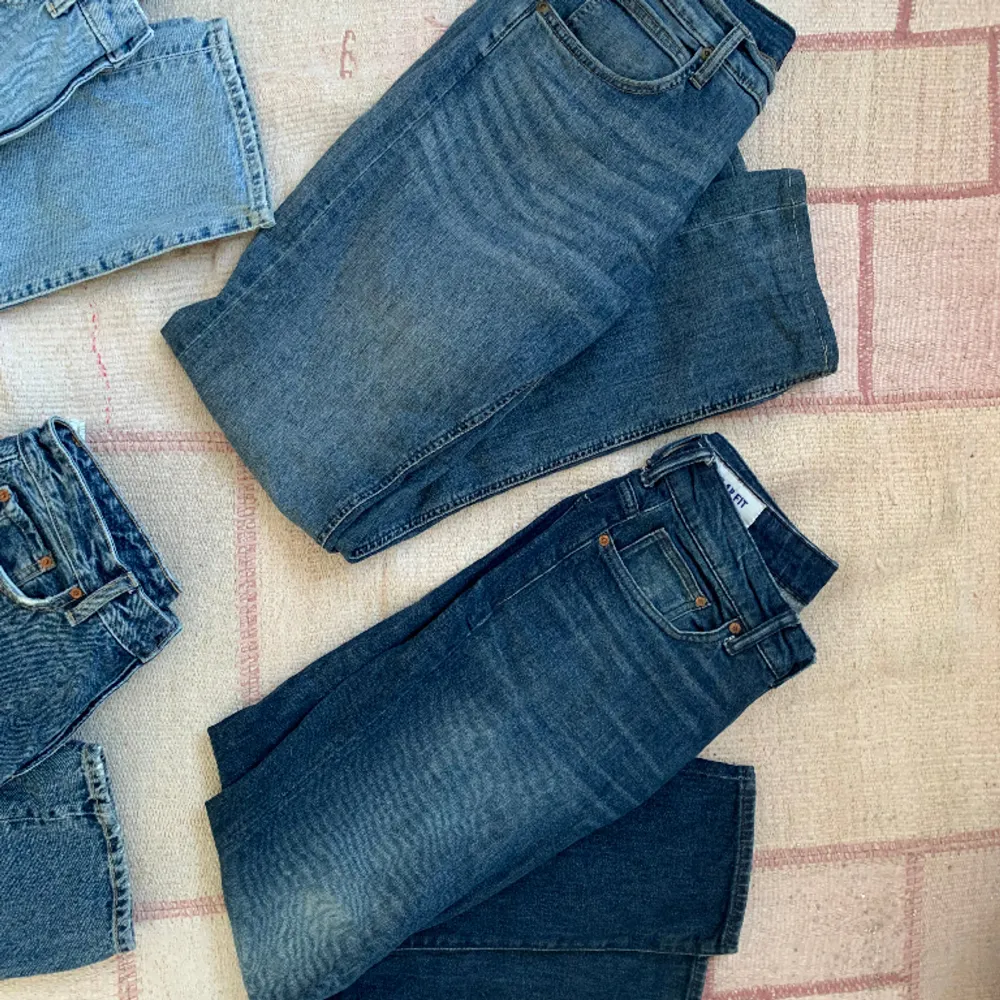 Nere-vänster: H&M jeans, passform är regular fit 30/30. Pris-99kr Nere-höger: ZARA jeans, passform är regular fit 30/30. Pris-99kr Uppe-vänster: Lee Jeans, passform regular fit 31/34. Pris- 149kr Uppe-höger: H&M jeans, regular fit 30/32. Pris-99kr. Jeans & Byxor.