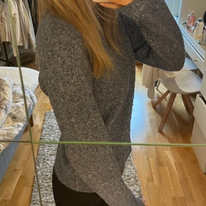 Blå stickad tröja  - Säljer min blå stickade tröja från Vero Moda! Den är i fint skick då den knappt har använts. Den är i strl XS men skulle säga att den passar S också!💗