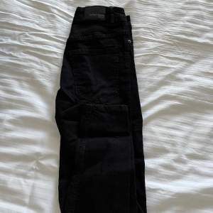 Svarta Molly jeans från Gina tricot. Nyskick🖤 