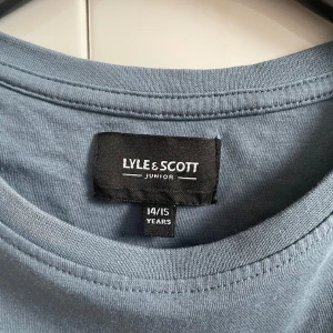 Lyle & Scott t-shirt! - En rätt så oanväd enkel t-shirt som funkar för dom flesta tillfällen. Storleken är 14-15år men skulle säga att den sitter lite för stort på mig. Tröjan är lite grå/blå i färgen. Priset går att diskutera💞
