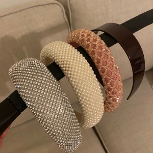 Diadem från Zara - Säljer 4 stycken Diadem från Zara. Fint skick! 