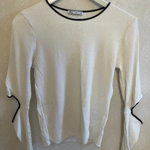 Zara topp - Jätte fin topp från zara, använd endast ett fåtal gånger, skriv vid frågor osv 😊🫶🏻