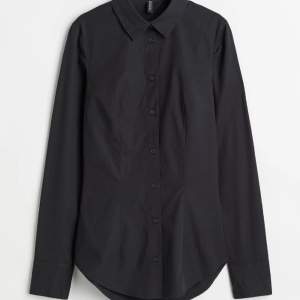 En svart skjorta från H&M med öppen rygg. Använd endast 1 gång.  Den sitter tight i midjan då det finns ett snöre man knyter i ryggen.