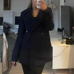 Kappa  - Mörkblå snygg och elegant kappa! 