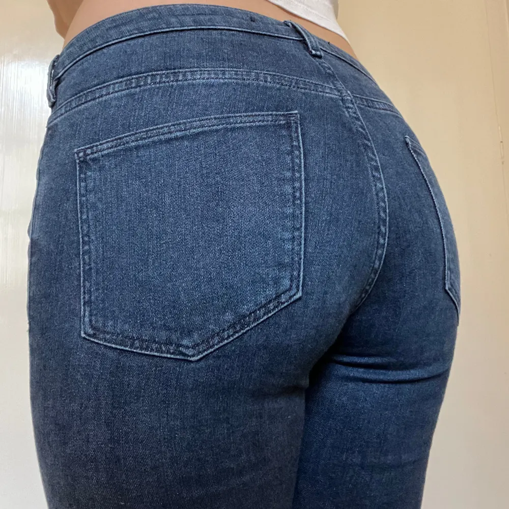 Mörkblå jeans från other stories, sällan använda, i bra skick 💕 lite stretchiga, midjemått ca 39 cm tvärsöver, innerbenslängd ca 78 cm. Mid rise, går upp till strax under naveln. Lite utsvängda. Säljer via köp nu, skriv till mig vid minsta fråga!🩷. Jeans & Byxor.