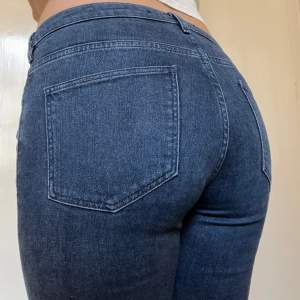Mörkblå jeans från other stories, sällan använda, i bra skick 💕 lite stretchiga, midjemått ca 39 cm tvärsöver, innerbenslängd ca 78 cm. Mid rise, går upp till strax under naveln. Lite utsvängda. Säljer via köp nu, skriv till mig vid minsta fråga!🩷
