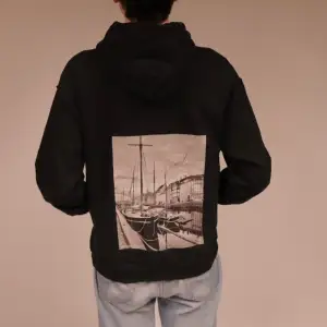 Köp våran hoodies så bidrar du till vårt uf företag Graphicwear uf🥰
