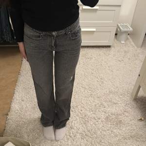 Lågmidjade jeans från Gina Young, storlek 164 men passar mig som brukar ha 36. Använd fåtal gånger 