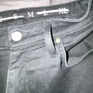 Snygga Skinny jeans från bikbok i den längre modellen  Säljs pågrund av att de ej passar i storlek