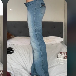 Lågmidjade bootcut jeans med avskuren midja - Säljer dessa då de var för stora för mig ❤️ Storlek 36, märke Max & Co, bilderna är lite konstigt formaterade då jag kan inte ta egna eftersom jeansen är för stora! Små slitningar där bak 