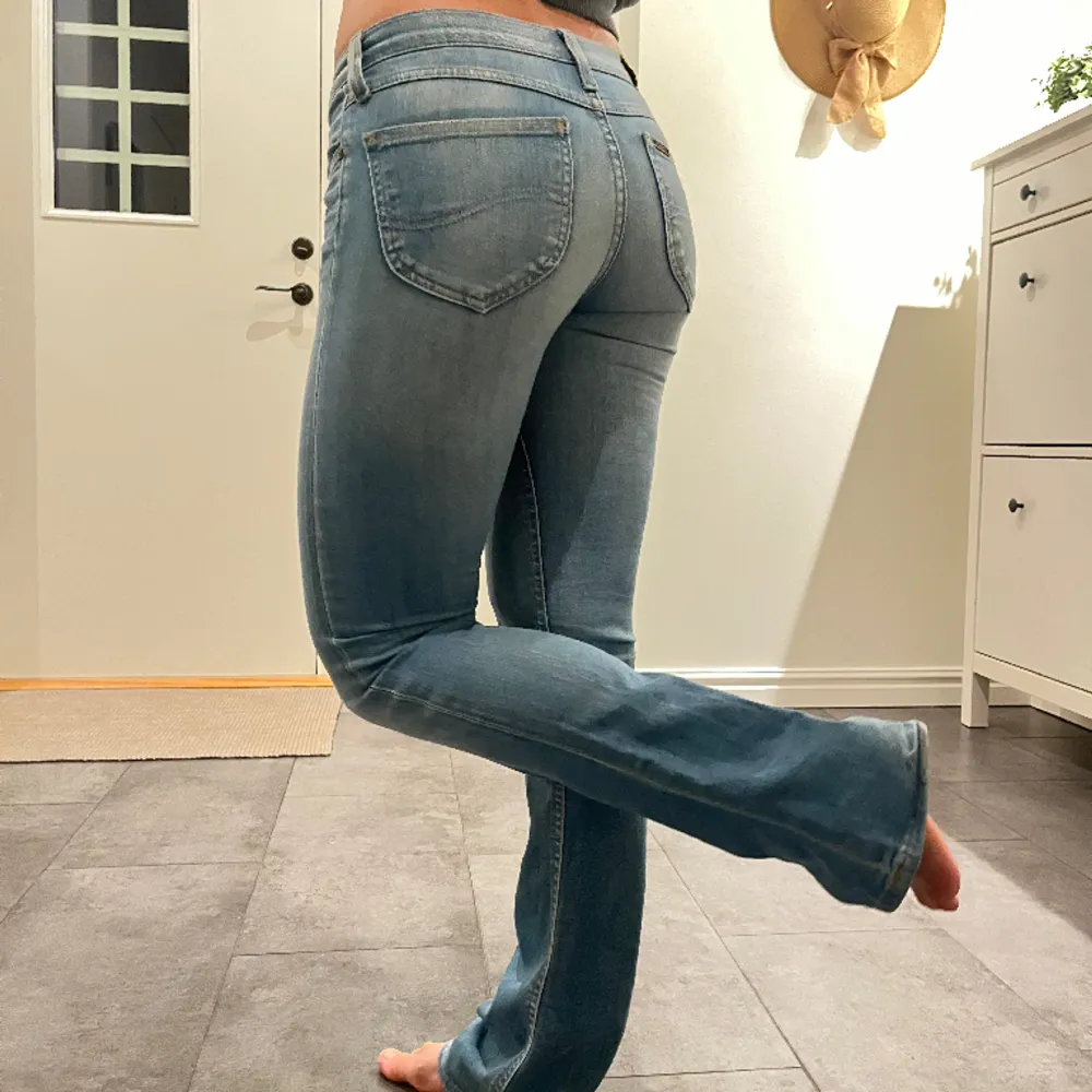 Säljer lågmidjade lee jeans, utsvängda i modellen, Innerbenslängden är 79 cm, Midjemåttet är 37 cm rakt över. Fint skick!💫💞. Jeans & Byxor.