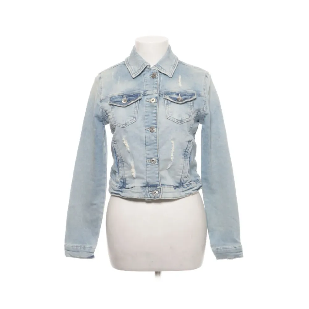 Jätte fin jeansjacka till sommaren/våren, använder inte för den är för kort för mig . Takit.