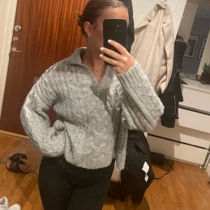 Stickad tröja  - Så skön grå stickad tröja, tröjan är från mango i storlek S, köparen står för frakten 