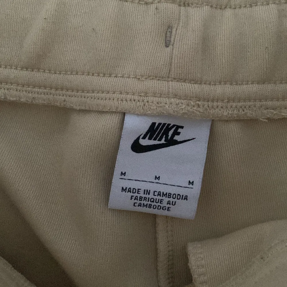 Säljer nu mina Nike tech byxor för jag har tröttnat på stilen, dem är i väldigt fint skick och är knappt använda. Dem är i beige och är ganska svåra att få tag på i denhär färgen.. Farkut & Housut.