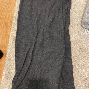 Kjol - Kjol till knäna, grå. Perfekt till sommaren