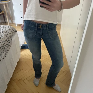 Blåa lågmidjade jeans Vero Modal  - Säljer nu dessa blåa trendiga slutsålda jeans med fickor där fram  från Vera Moda då dem inte kommer till användning för mig. Storlek W26, L30.  Tryck gärna på köp nu💕
