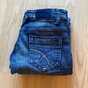 Low waist bootcut jeans - Low waist jeans med detaljer på bakfickorna, som jag säljer för att de är för korta för mig, jag är 165 och tror de skulle passa någon som är 160 eller under, tryck gärna köp nu💕