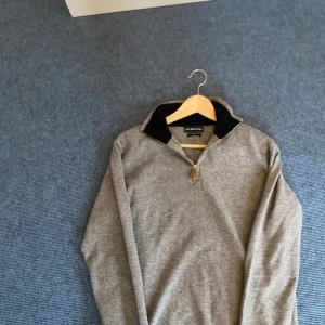 Grå cashmere zip  - Jätte bra skick inga fel med tröjan bara lite för stor för mig