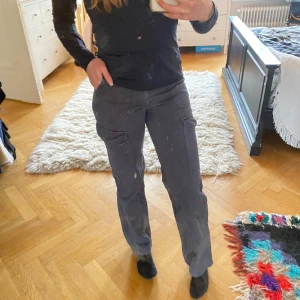 Cargo byxor - Säljer dessa skiiiit snygga cargo byxor💗 Storlek 32 från zara🥰 skriv om ni har några frågor eller vill ha fler bilder så fixar jag
