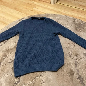 Stickad tröja  - Stickad tröja i xs men sitter som en s, skick 9/10