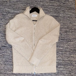 Full zip kofta  - Storleken är S och Varan är i perfekt skick. Säljer då den inte faller mig i smaken längre 