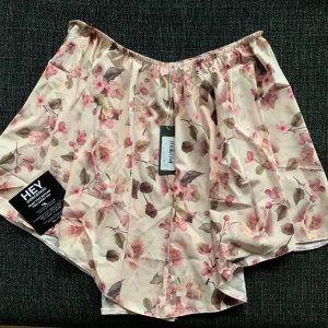 Helt ny kjol från Nelly - Oanvänd minikjol från Nelly, nyskick med alla lappar kvar Storlek XS, normal i storleken 