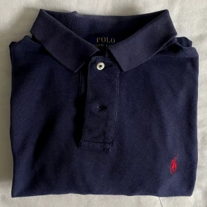 Långärmad piké Ralph Lauren - Jävligt fet långärmad pike från ralph lauren. Rätt bra skick och storlek M. Skriv om du har någrs frågor🤝