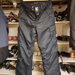 DCshoes skidbyxor - Säljer mina gamla skidbyxor från DCshoes i storlek 16/XXL. En liten lagning på höger byxben.